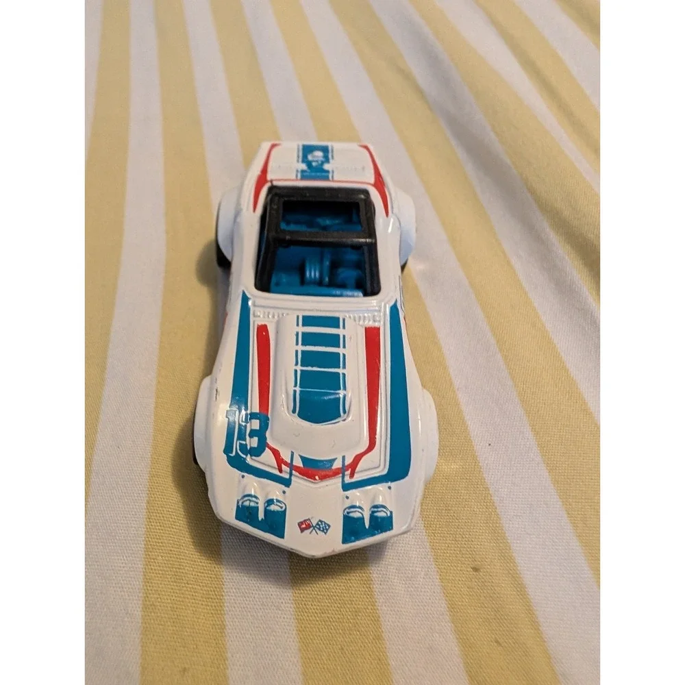 Hot Wheels 69 Corvette Racer White Nightburnerz Diecast 1:64 DWH81 2016